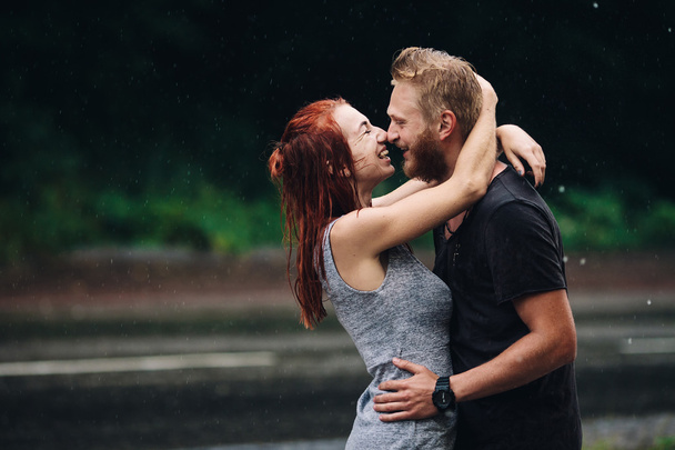 雨の中で美しいカップル - 写真・画像