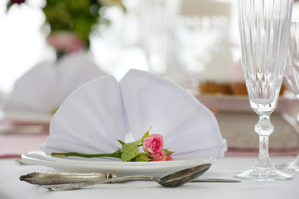Bellissimo tavolo servito per matrimoni o altre celebrazioni nel ristorante
 - Foto, immagini