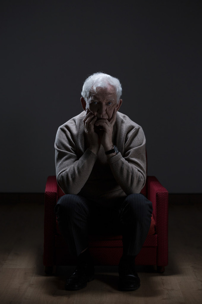 Worried senior in empty room - Foto, Imagem