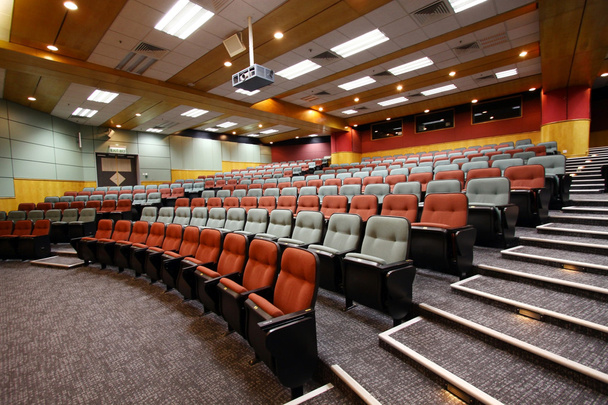 Лекційний зал з барвистими стільцями в університеті
 - Фото, зображення