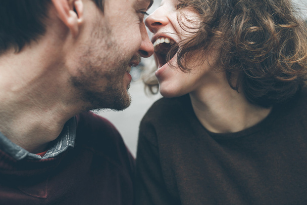 красиві пари сміятися
 - Фото, зображення