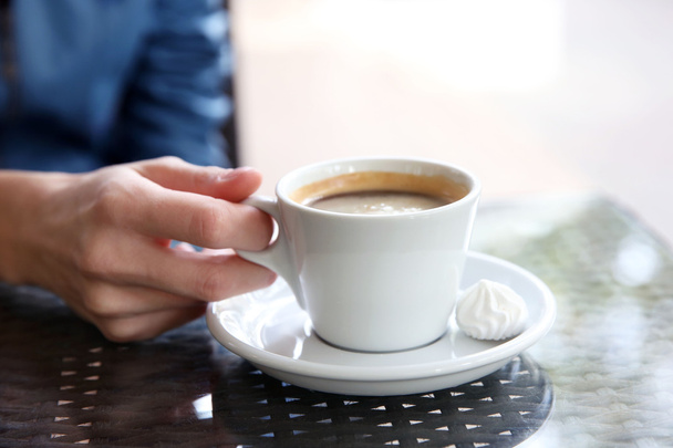 Elleriniz ve zephyr kafe arka planda masada kahve - Fotoğraf, Görsel