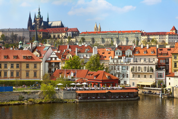 rive droite de la rivière Vltava à Prague
 - Photo, image