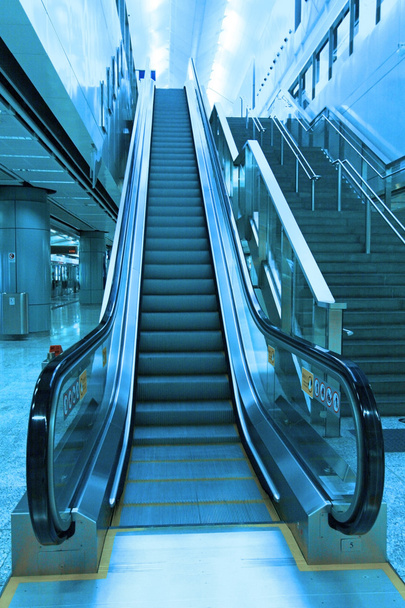rörliga rulltrappa i tunnelbanestation - 写真・画像