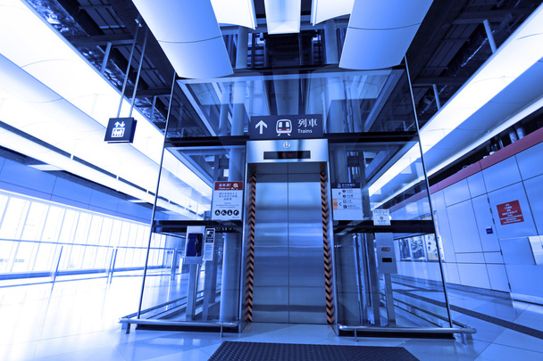 Ascenseur dans la gare
 - Photo, image