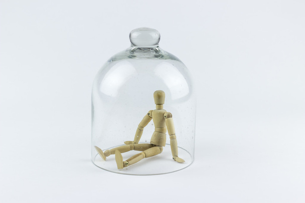 Ξύλινη κούκλα σε ένα γυάλινο κώδωνα - Φωτογραφία, εικόνα