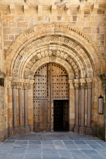 Открытая старая церковная дверь с каменными арками и колоннами
 - Фото, изображение