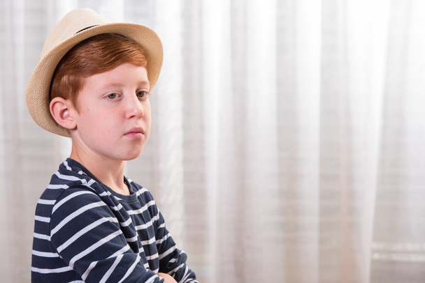 kameraya öfkeli seyir şapka ile genç çocuk - Fotoğraf, Görsel