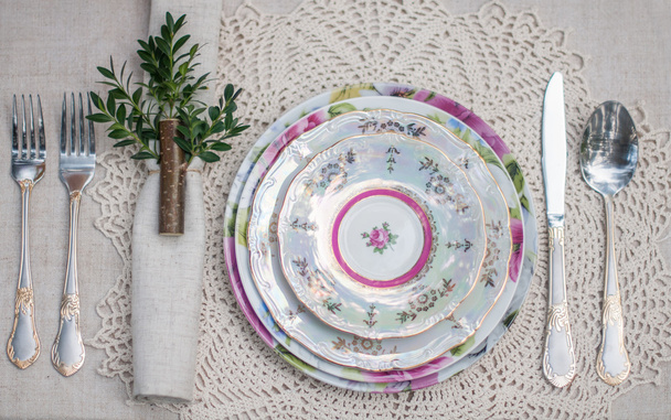 porcelán tányérok fehér asztalterítő - Fotó, kép