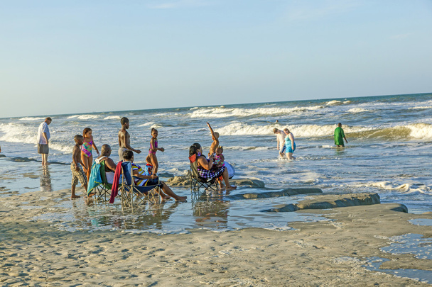 люди насолоджуються чудовим пляжем у Сент-Августині. - Фото, зображення