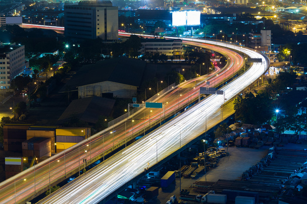 Luchtfoto stad snelweg weg gebogen bij nacht - Foto, afbeelding