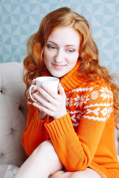 Portrait confortable de femme en pull chaud sur le lit avec tasse de t
 - Photo, image