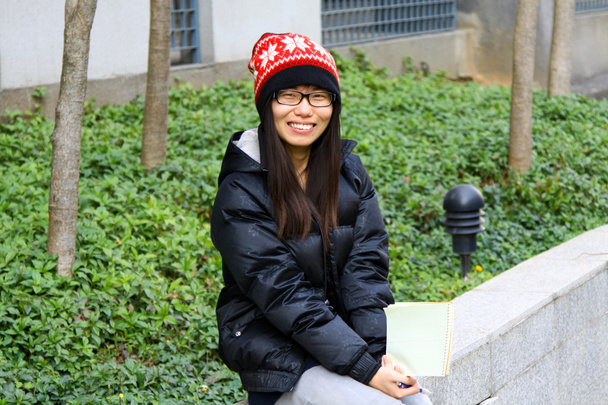 φοιτήτρια χαμογελώντας στην πανεπιστημιούπολη - Φωτογραφία, εικόνα