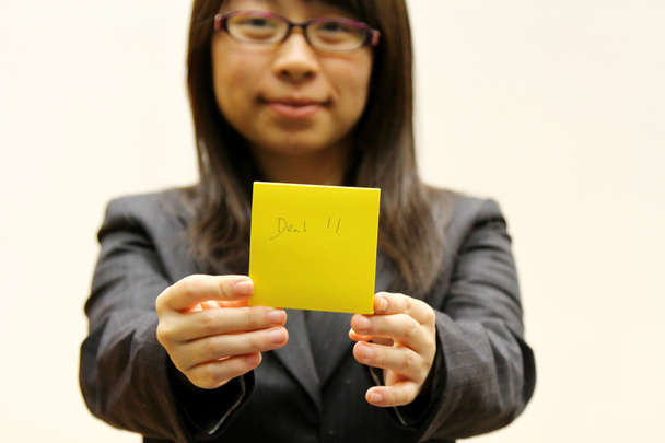 Üzletasszony foglalkozik feljegyzés papírral a kezében - Fotó, kép