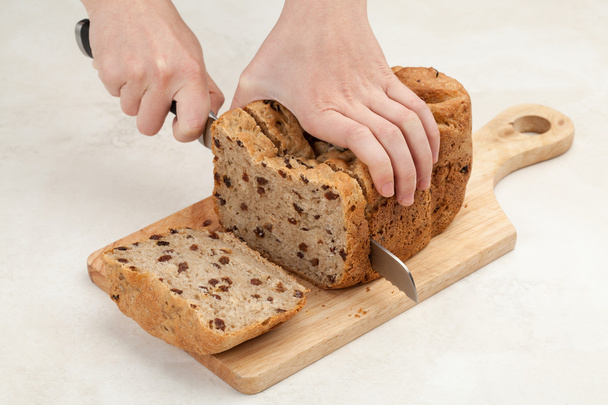 krájení chleba na dřevěném prkénku - Fotografie, Obrázek