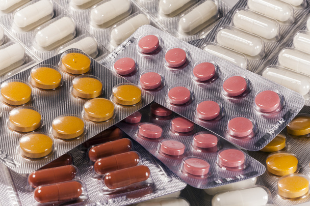 Monet eri värikäs lääkitys ja pillereitä ylhäältä
 - Valokuva, kuva