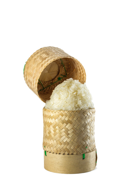 Hasır bambu yapışkan pirinç geleneksel el sanatları ile beyaz backgr - Fotoğraf, Görsel