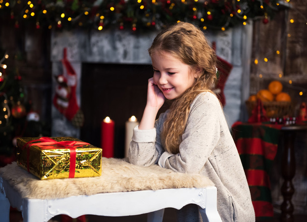 girl with christmas gift box - Foto, afbeelding