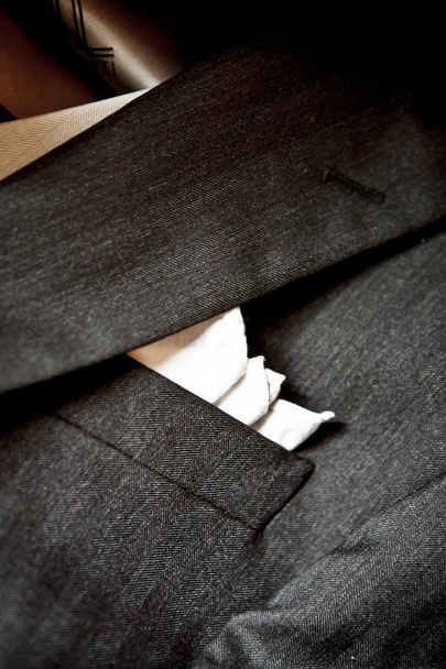 schwarzer Smoking mit weißem Taschentuch - Foto, Bild