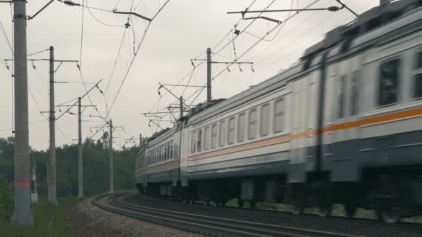 Suburban trein bewegen langs de spoorweg - Video