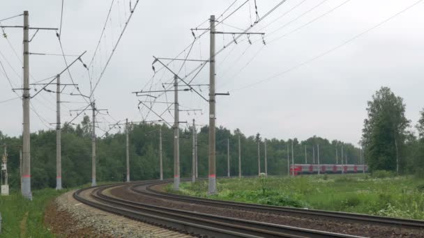A vonat felé halad, a vasút viszont - Felvétel, videó