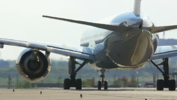 Avión a reacción de pasajeros en la pista
 - Metraje, vídeo