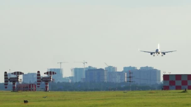Αεροπλάνο που πλησιάζει στη γη και προσγείωση στην - Πλάνα, βίντεο