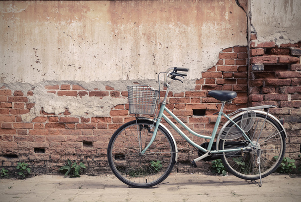 Vintage bicycle with old brick wall - Φωτογραφία, εικόνα