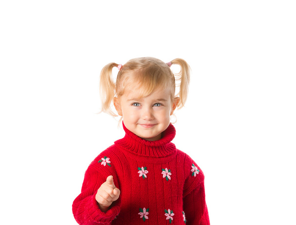 Beyaz bir arka yüzündeki sıcak kırmızı kazaklı ponytails ile küçük kız - Fotoğraf, Görsel