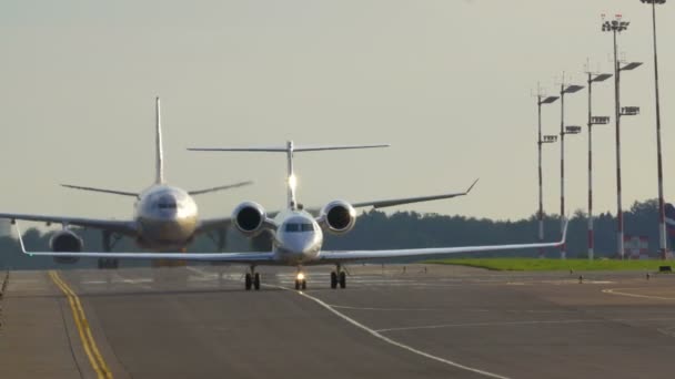 Zwei Flugzeuge auf der Landebahn - Filmmaterial, Video