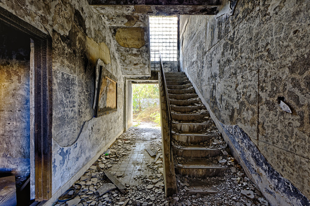 ruinas de la fábrica dañada
 - Foto, Imagen