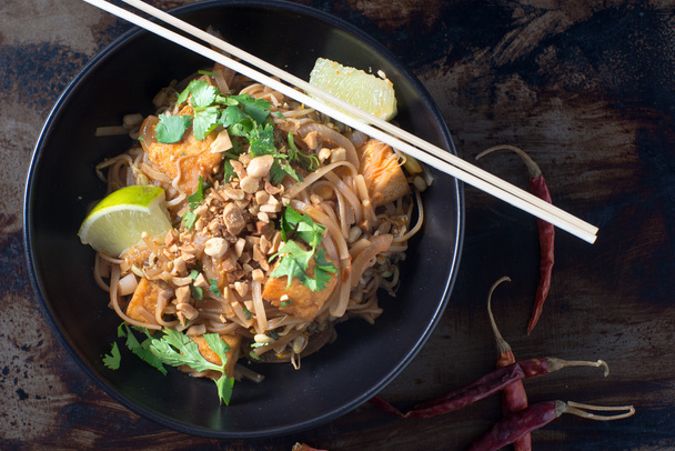 Bowl of Pad Thai vegetarian noodles - Foto, Imagem