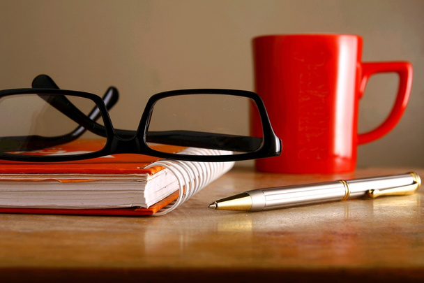 Brýle, hrnek na kávu, Poznámkový blok a pero - Fotografie, Obrázek