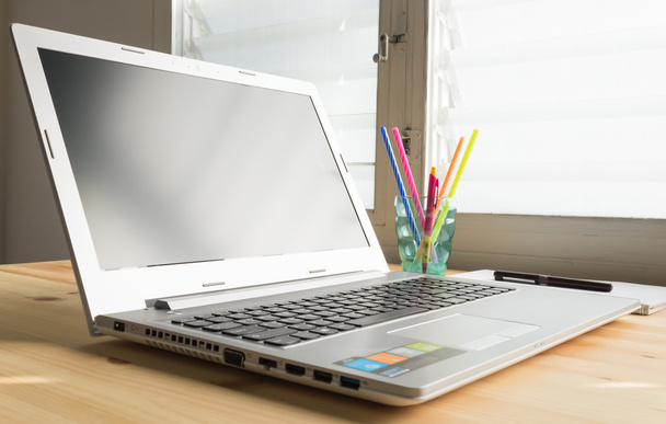 Laptop, a Notebook és a toll a fa asztal - Fotó, kép