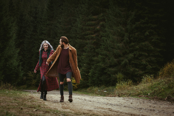 Молодая пара мужчина и женщина обнимаются в любви романтическое на открытом воздухе с лесной природой
 - Фото, изображение