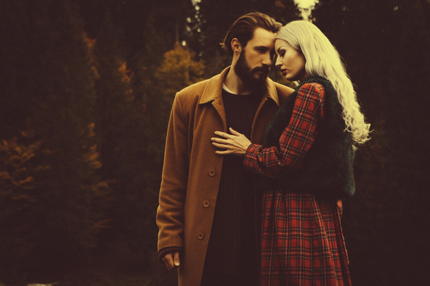 Nuori pari mies ja nainen halaus rakastunut romanttinen ulkona metsän luonto
 - Valokuva, kuva