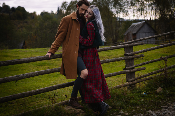 Młoda szczęśliwa para romantyczny na drewniany płot - Zdjęcie, obraz