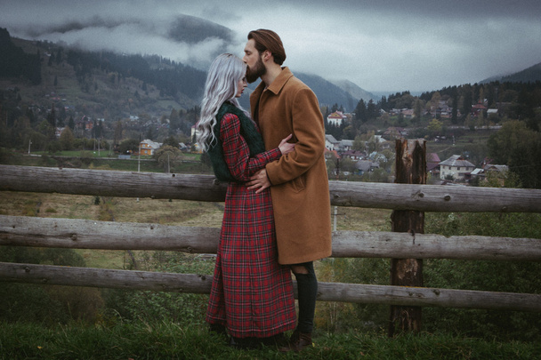 joven feliz pareja romántica en valla de madera
 - Foto, imagen