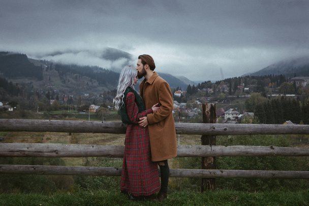 joven feliz pareja romántica en valla de madera
 - Foto, Imagen