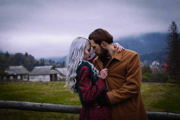 Couple Lov dans les montagnes d'automne
 - Photo, image
