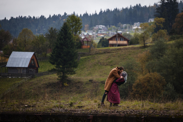 Lovely couple in the autumn mountains - Fotoğraf, Görsel