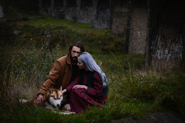 пара закохана в собаку біля мосту
 - Фото, зображення