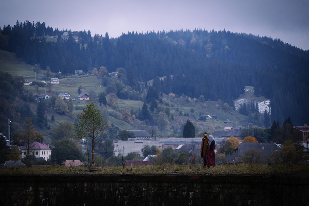 Sonbahar dağlarda güzel Çift - Fotoğraf, Görsel