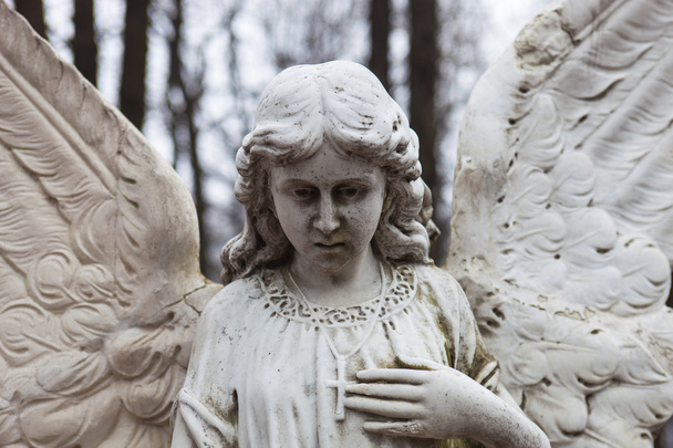 Старая мраморная скульптура ангела на кладбище - Фото, изображение