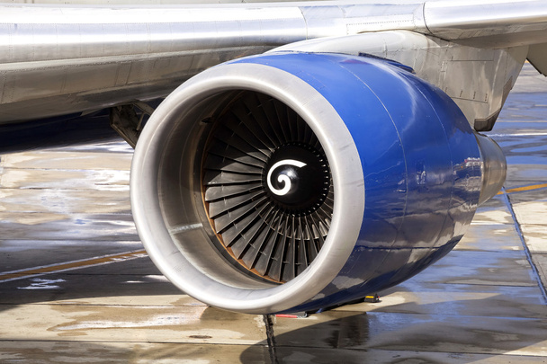 Крупним планом фото двигуна пасажирського літака
 - Фото, зображення