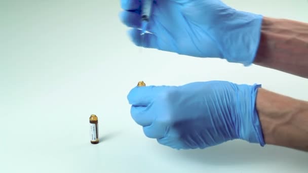 Arzt bekommt Medikament in Spritze - Filmmaterial, Video