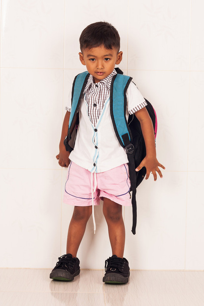 Szkoła ładny chłopiec z plecaka - Zdjęcie, obraz