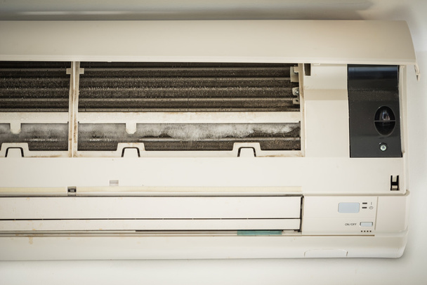 gelo no refrigerador da bobina do condicionador de ar sujo
 - Foto, Imagem