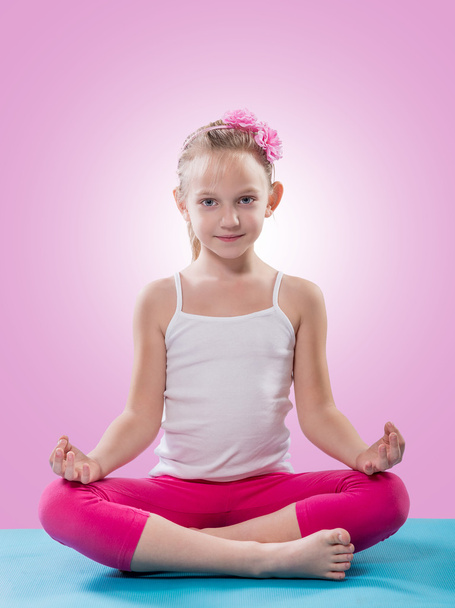 Little girl sitting in yoga pose - Foto, afbeelding