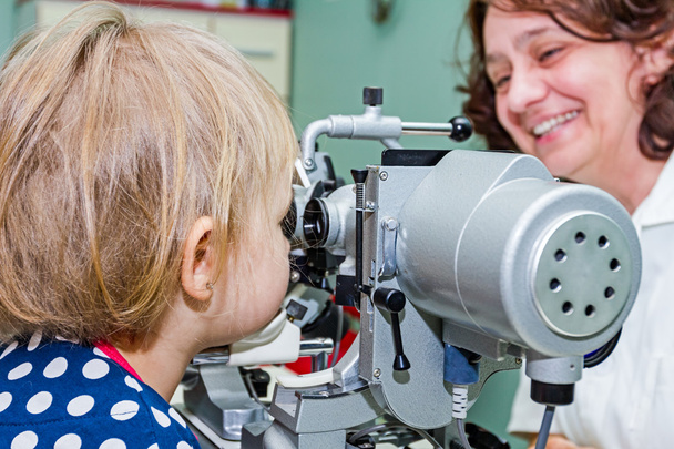 optometrist με ασθενή, δίνοντας μια οφθαλμολογική εξέταση - Φωτογραφία, εικόνα
